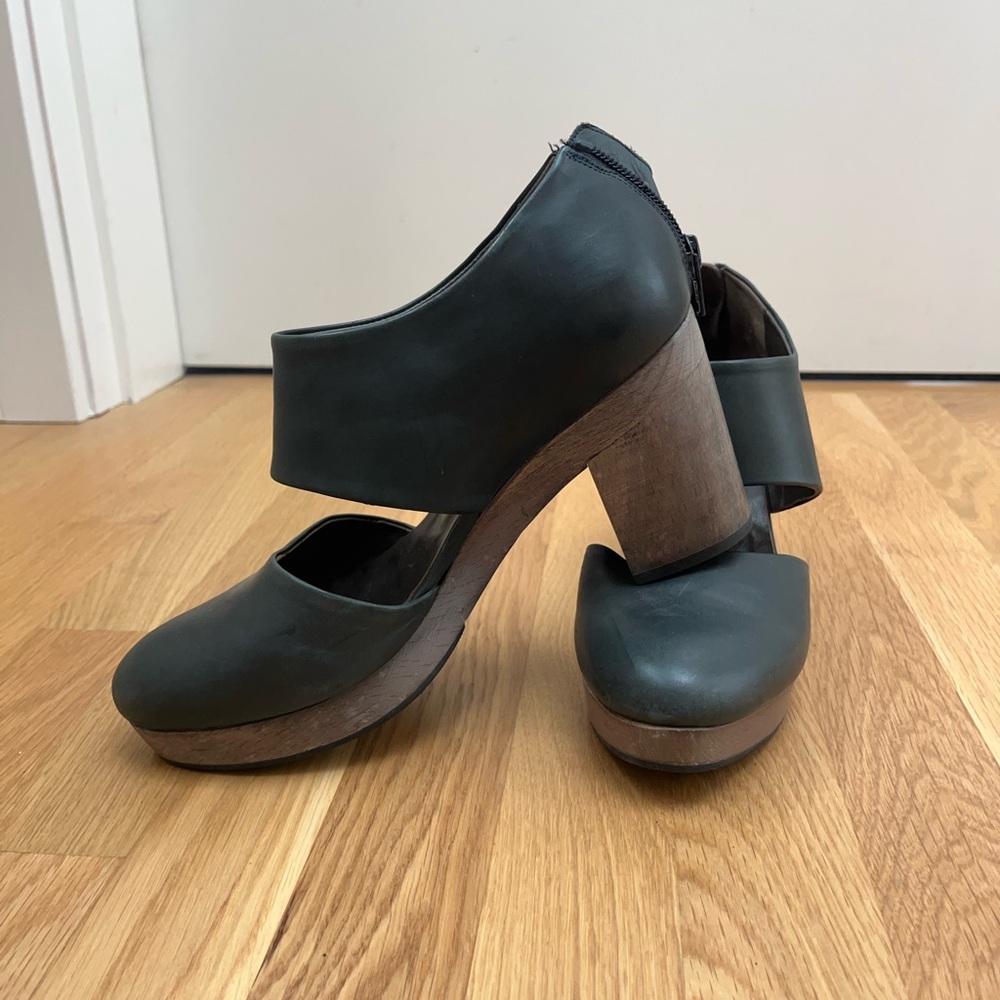COCLICO Stylish Black Women's Shoes with Wooden Heel